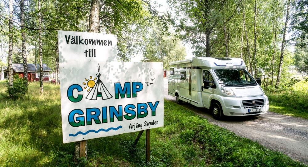 Campingens hundra platser är nästan fullbokade. Vi har tur som får en ruta på sluttningen ovanför badplatsen.