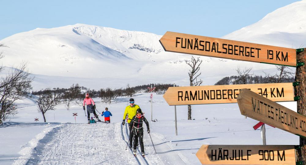 Funäsfjällen har ett imponerande skidsystem, med miltals av längdspår på kalfjället, som här mellan Bruksvallarna och Ramundberget.