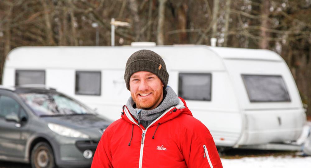Stolt och glad husvagnsägare. När bostadskön var för lång tog Joacim Tollin saken i egna händer och köpte ett mobilt hem.