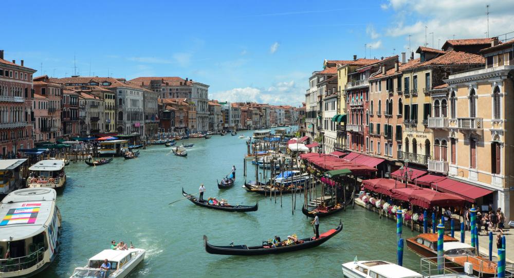 Venedig är precis så vackert som man kan föreställa sig. Allt från små trånga kanaler till denna bredare ”flerfiliga väg”.