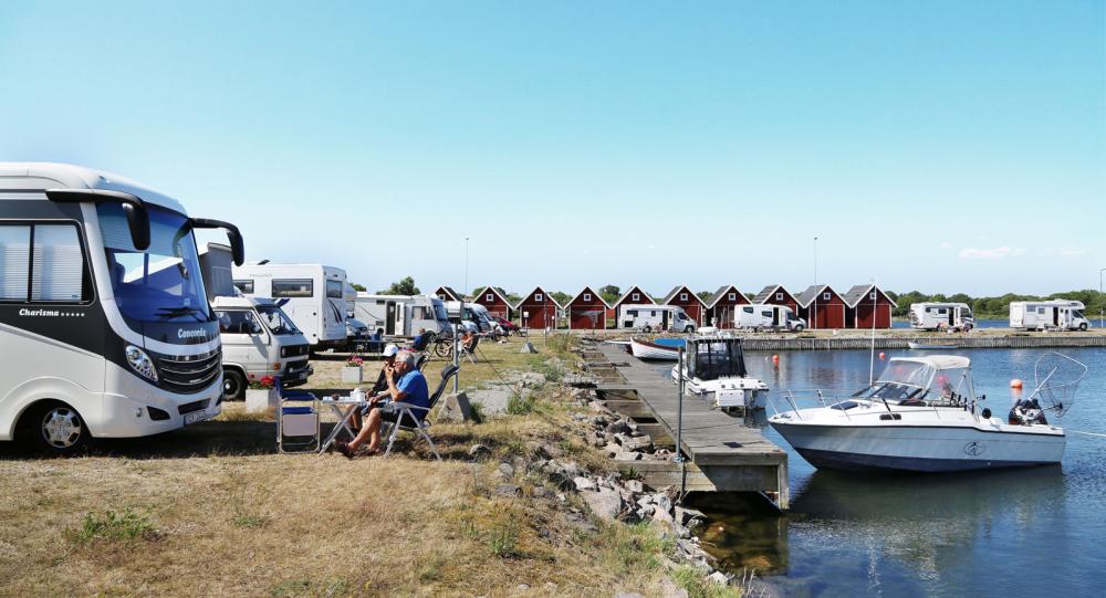 Utsikt. Alla platser har utsikt mot småbåtsbryggorna.