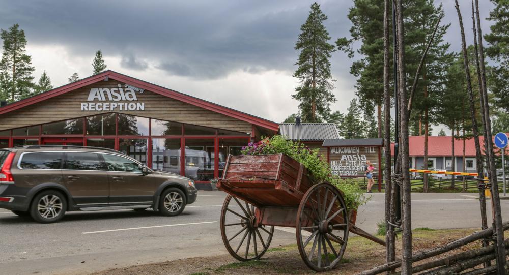 Infarten till Lapplands populäraste campingplats som har hela 400 husvagnsplatser, hotell och stugor på området.