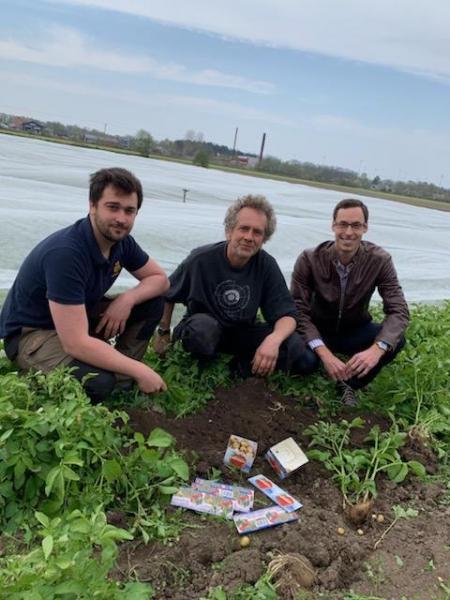 Från vänster: potatisodlare Victor Eriksson, potatisodlare Jonas Gustavsson, köpare Peter Reisenzein