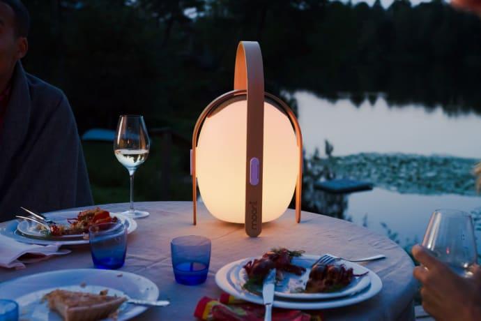 Lampa med trådlös högtalare