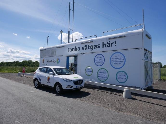 Nu invigs världens första solcellsdrivna vätgastankstation