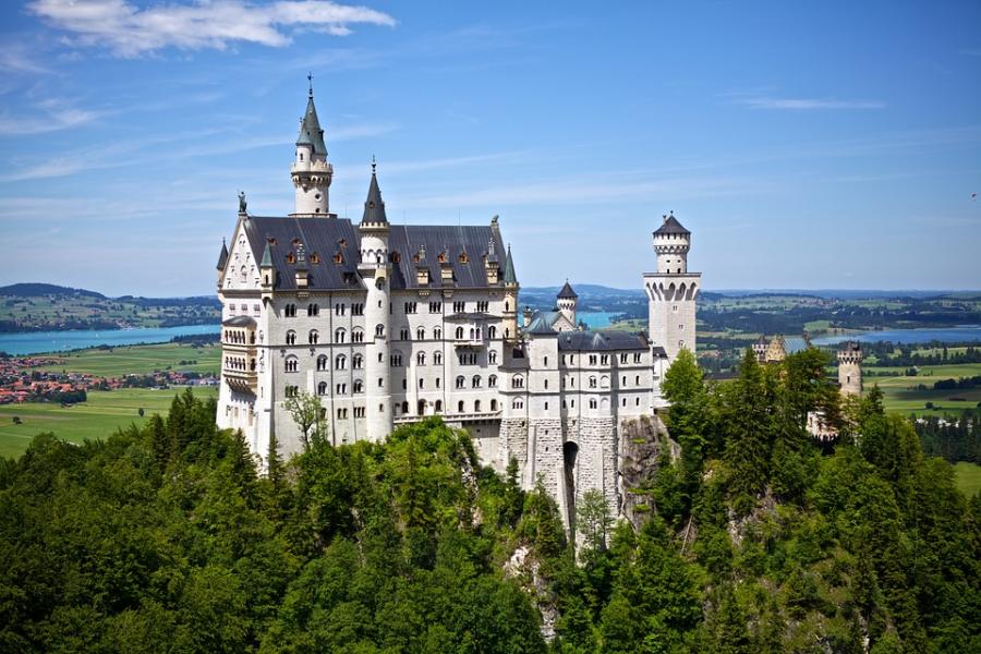 Neuschwanstein är som ett sagoslott beläget i sydvästra Tyskland. Här är det dessutom nära till flera intressanta platser som Moseldalen.