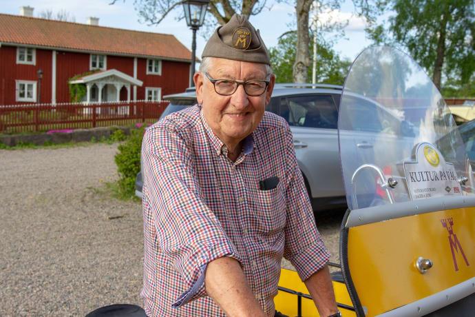 Kjell Boberg jobbade som vägsamarit på 50-talet. Nu ställer han ut sin motorcykel på Riksettanrallyt.