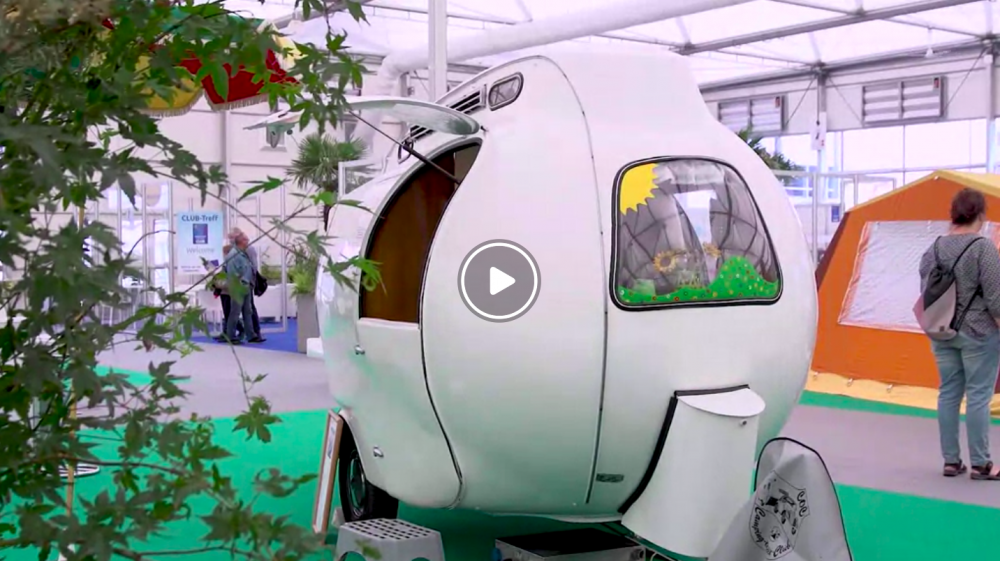 Filmen där denna udda husvagn flimrar förbi är Caravan Salons reklam inför årets mässa. Den hittar du via Düsseldorfs hemsida!