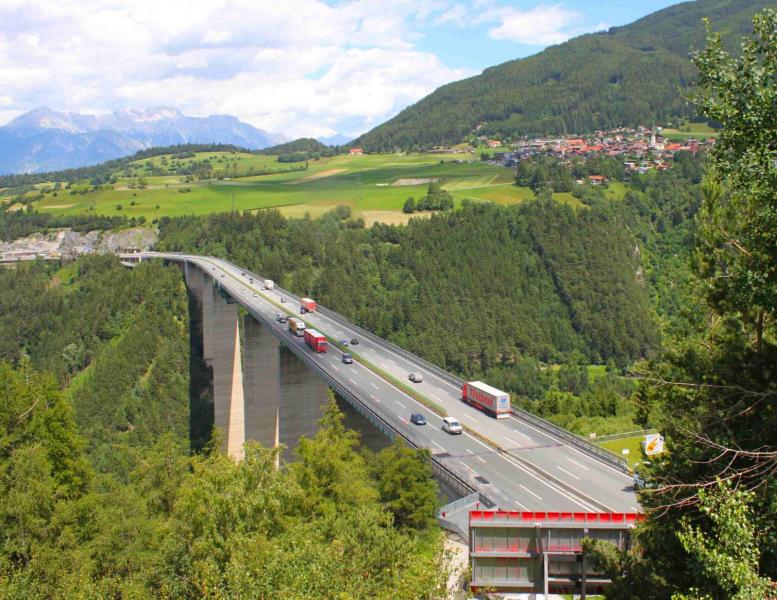 Tyrolen förbjuder trafik till Italien på annat än motorväg