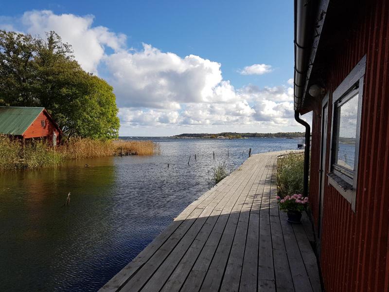 Bilden är från hamnen i Gamla Grisslehamn. Här är ej tillåtet att stå över natten.