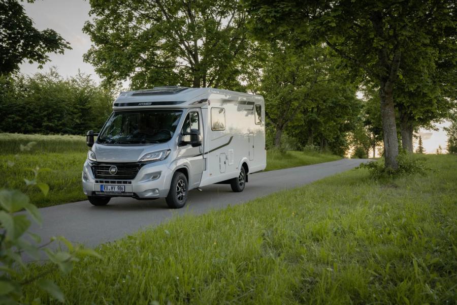 Hymer Exsis 580 kommer både som halv- och helintegrerad husbil.
