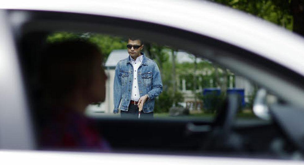 Tysta elbilar en trafikfara menar synskadade