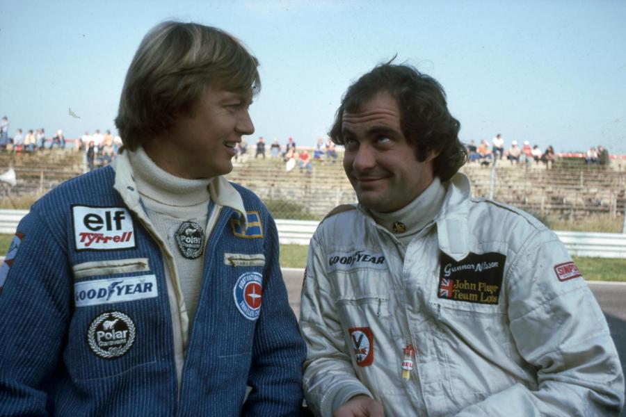 Ibland togs livet med en klackspark. Ronnie trampade för seger, här med Gunnar Nilsson. Kenneth Olausson var med bakom kameran.