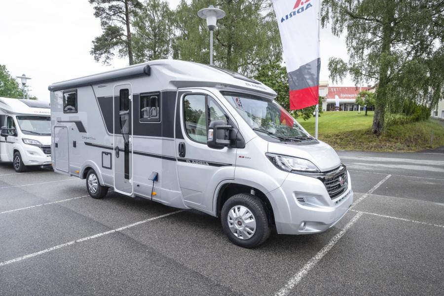Silverfärgade Adria Compact Supreme