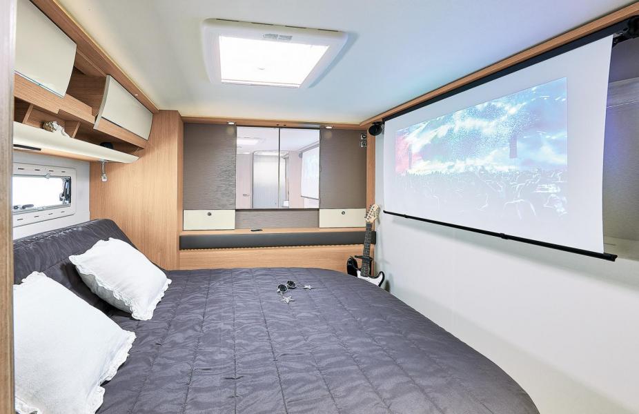 Tvärställd queenbed och bioduk