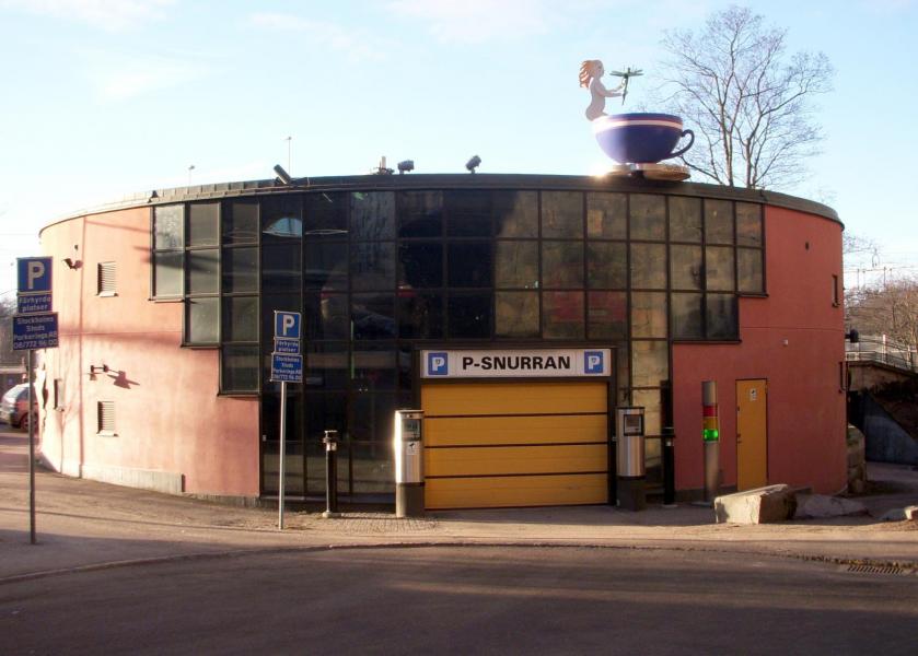 Modernt parkeringshus gick sönder, bilar fast sedan länge