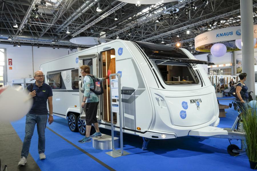 Husvagn med frontkök och queenbed