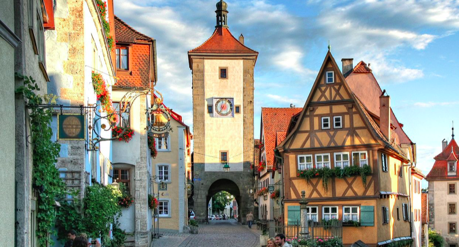 En miljö som taget ur en saga. Men den finns i verkligheten och just det här stadstornet i Rothenburg o.d. Tauber har ofta fått bli en ikon för de medeltida städerna i Tyskland.
