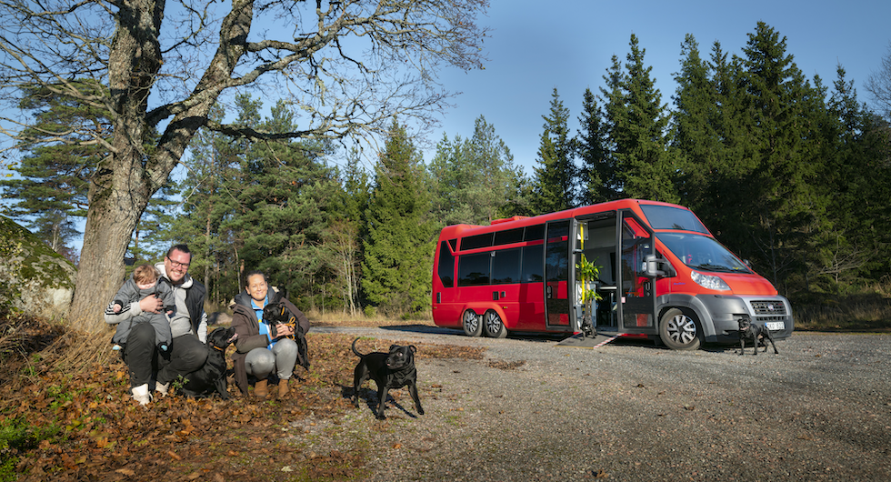 David Hermansson och Mikaela Jansson reser med två döttrar och åtta hundar i husbilen.