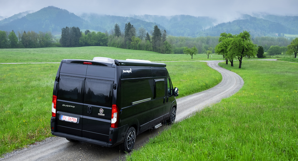 Sunlight Cliff 600 XV. Husbilarna från Sunlight har blivit mycket populära i hela Europa och när företaget nu fyller 15 år firas det med XV-modeller. Vi har tittat närmare på plåtisen Cliff 600 XV.
