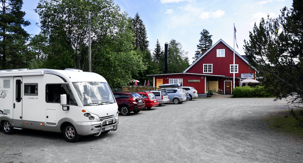 Ställplats på gång. Till säsongen 2020 ska det vara ordnat med strömstolpar för gästande husbilar.