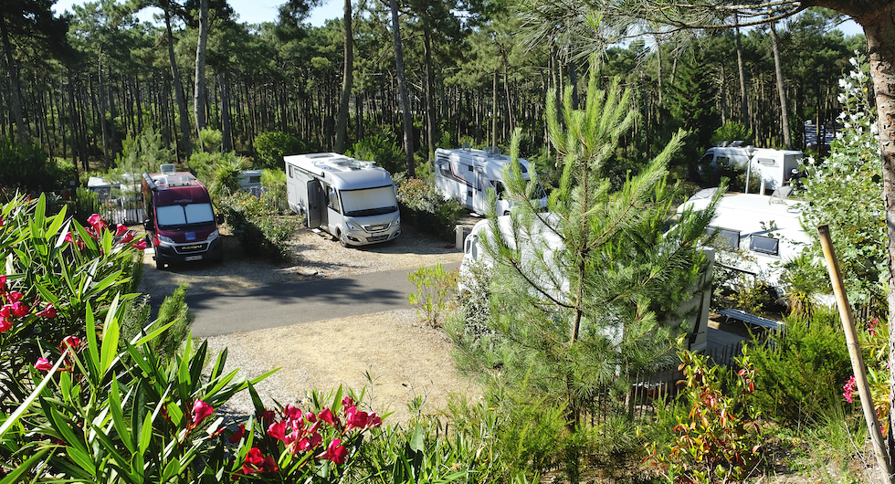 FRANKRIKE. Lyxig camping med magiska solnedgångar, vackra uppställningsplatser och drygt fyra mil till Bordeaux. Lägg till ännu en camping à la engelsk trädgård så får du en riktigt trevlig upplevelse.