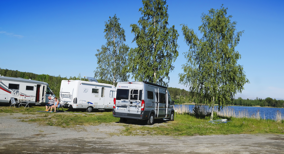 Vid kusten utanför Enånger ligger Borka Brygga – restaurang, hamn och ställplats.