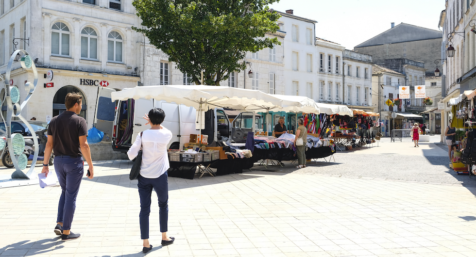 En tur genom den äldre
stadsdelen i Cognac.
