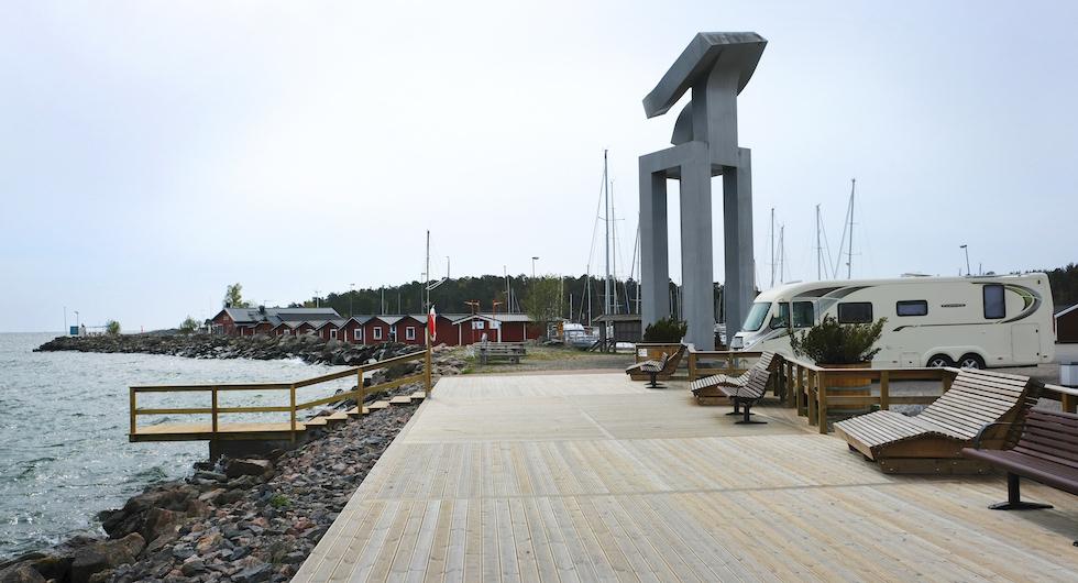 Framför husbilsplatserna finns ett nytt trädäck samt badstege för den som vill svalka av sig.