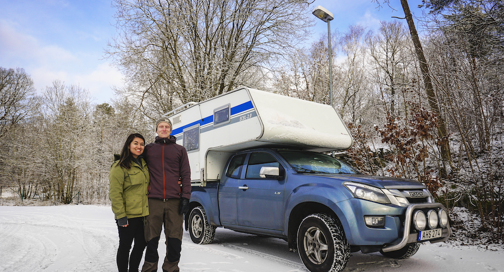 Marcela och Nicholas framför sin camper, som kommer vara deras hem den kommande tiden.