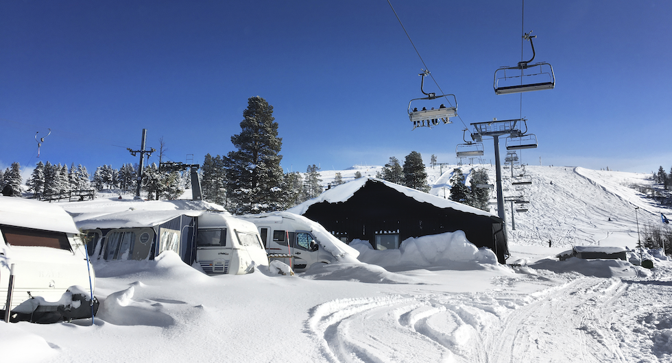 Campingen intill restaurang och backar om du väljer området Camping Väst i Idre Fjäll.