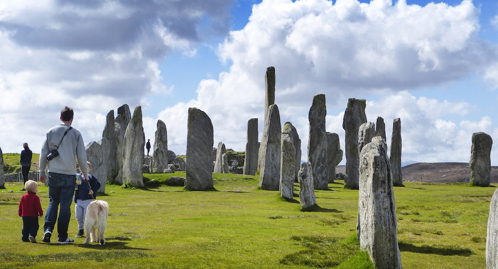 De stora stående stenarna vid Callanish, en femtusen år förstenad armé på marsch.