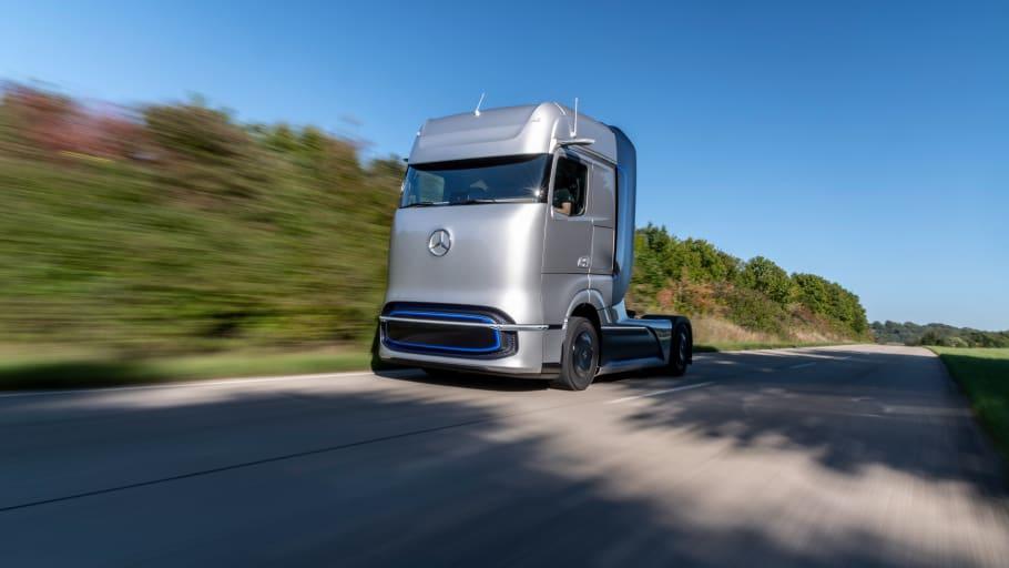 Mercedes-Benz visar lastbil som drivs med flytande väte