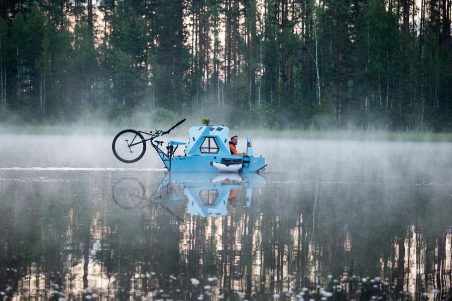 Lettisk pedaldriven båt och husvagn