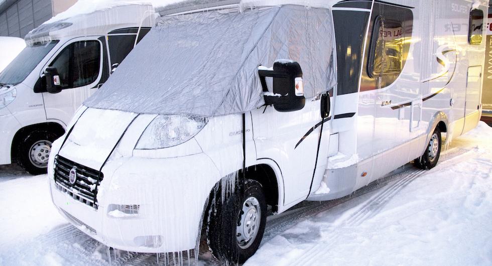 Här börjar det, 20 timmar i kylan. Det blev snö kvar under täcket och på taket. Detta blev ett otrevligt isskikt under natten. Rengör alltid bilen från snö så noggrannt som möjligt innan den ska värmas.