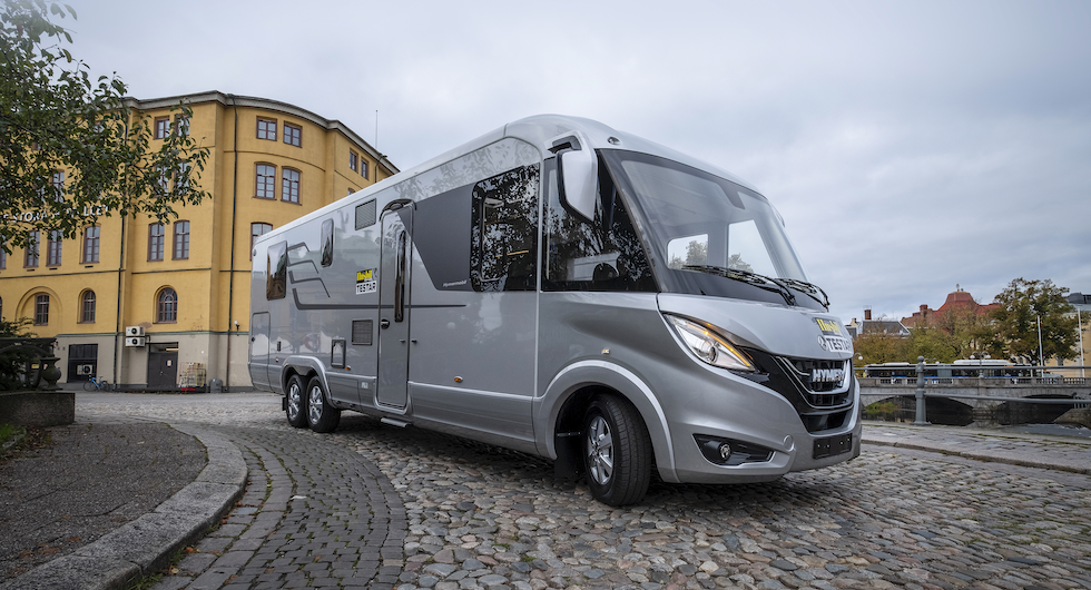 Provkörning: Hymer B-ML-I 890 med tre axlar och queenbed