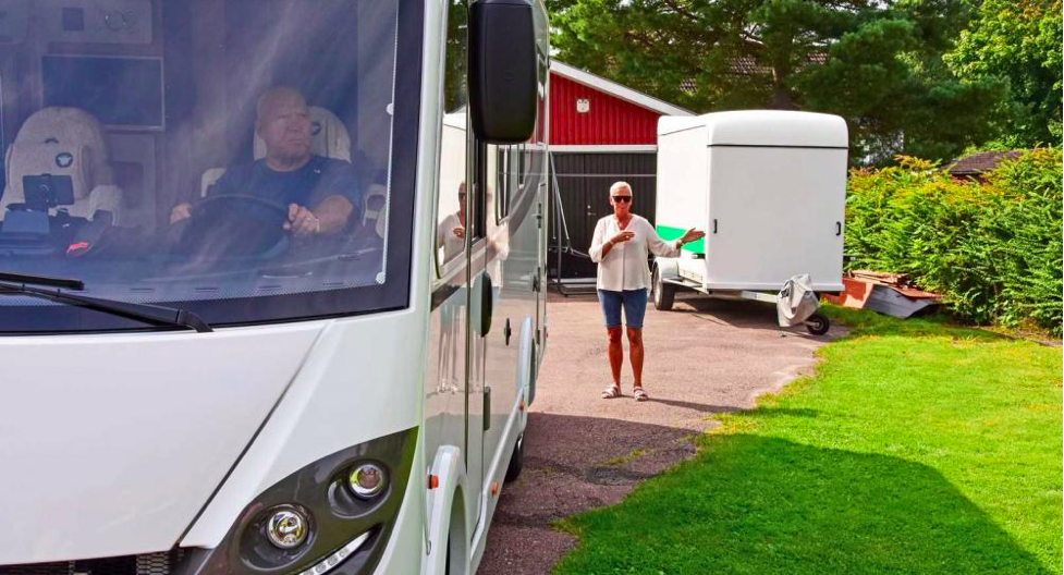 Dirigera backning av husvagnen som ett proffs