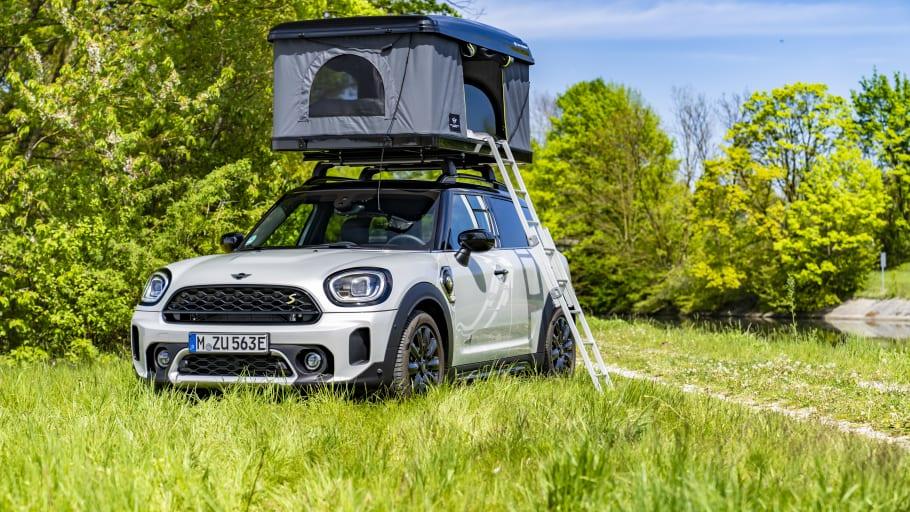Mini slår ett slag för elektrifierade campingbilar med taktält