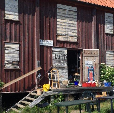 Bilden kommer från Stigs Lada. Han har mängder med bättre gods skriver han. Där är det öppet mellan 11-17 vid tjänlig väderlek, annars får man ringa. Åker man ska man passera infart Biltema Karlskrona Norrut. Åk vidare under E22 och ta därefter första höger och passera bågskytteklubben. Jo just det, du kunde ju ringa på 0721-503570.