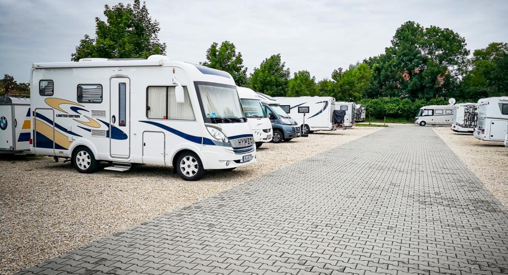 Ställplatsen utanför Therme Erding blir vårt hem. Här välkomnas även husvagnar. Är det fullt finns massor av plats på badhusets stora bilparkering.