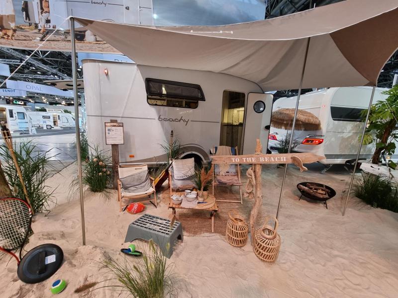 Beachy visades upp i ett hav av sand