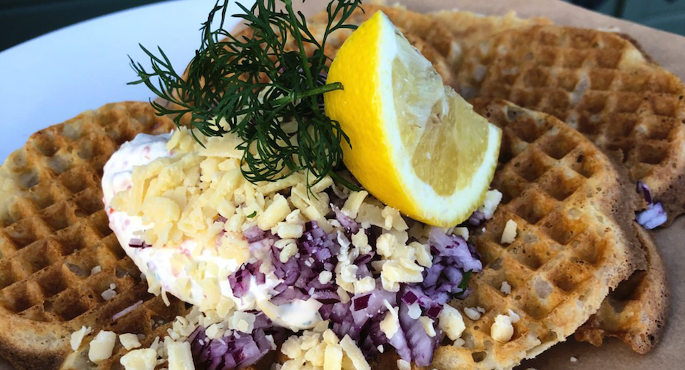 Västerbottenvåffla toppad med kantareller, picklad rödlök, persilja och Västerbottenost är en favorit på Eljest i Umeå.
