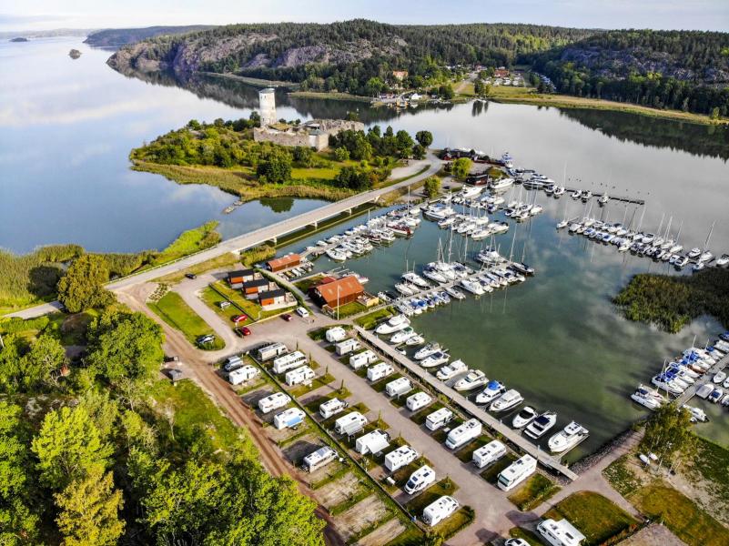 Sedan drönarbilden togs har fler platser tillkommit på ön vid slottsruinen. På samma ö finns servicehuset och hamnkrogen som har öppet året runt. Utanför bild längre till höger finns en badplats på ytterligare en ö.