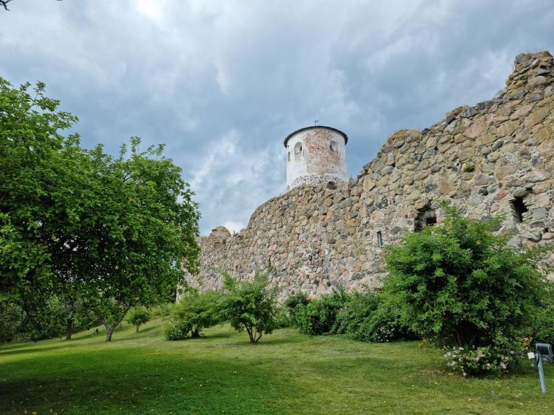 Stegeborgs slottsruin omgärdas av en örtagård och man kan låna en ljudspelare där Herman Lindqvist guidar besökaren.