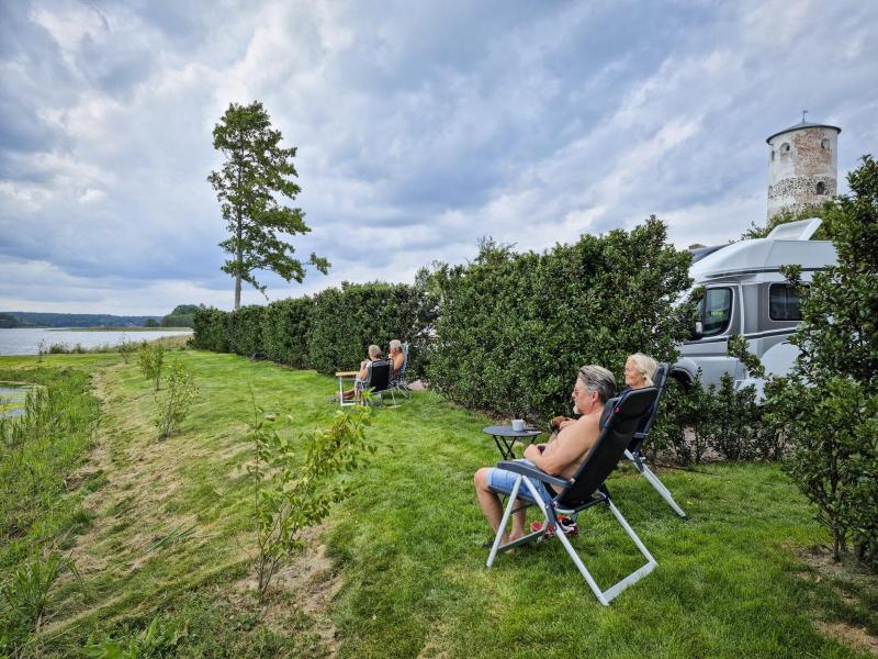 Nyare ställplatser invid slottsruinen kostar lite mer än platserna på stora området.