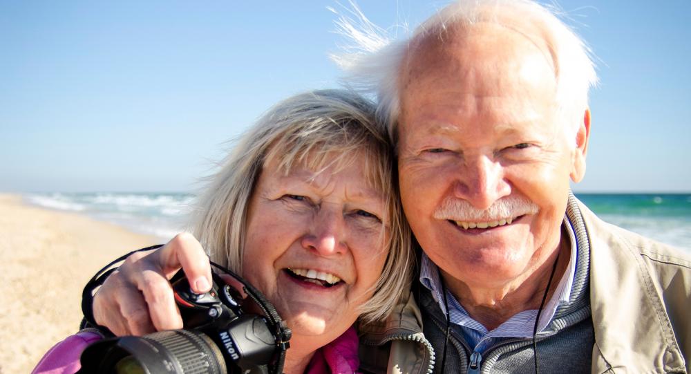 Med kikare och kamera utforskar Solan Rhann och Lasse Persson världen när de är ute och reser. Att gå åt olika håll ibland är en av framgångsfaktorerna i deras gemensamma liv.