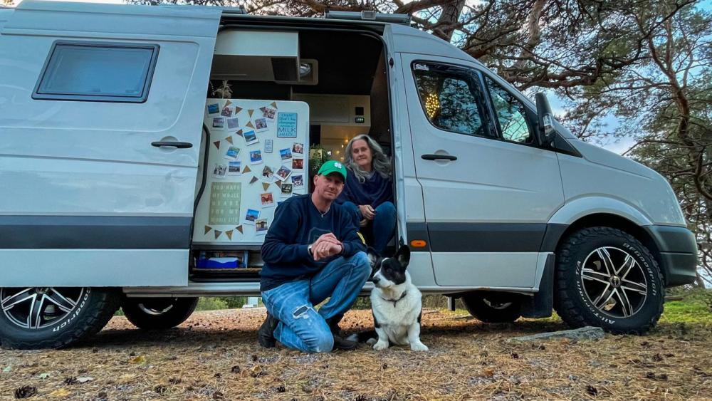 Numer kör Mikael och Eva Sanfridsson en plåtis, byggd på VW Crafter. De fricampar ständigt – men inte vid autobahn.