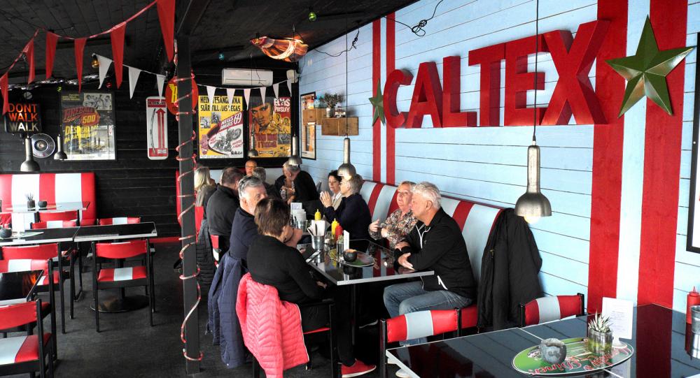 Jukeboxen plockar bland klassiska vinyler med Elvis, Bill Haley och Fats Domino.