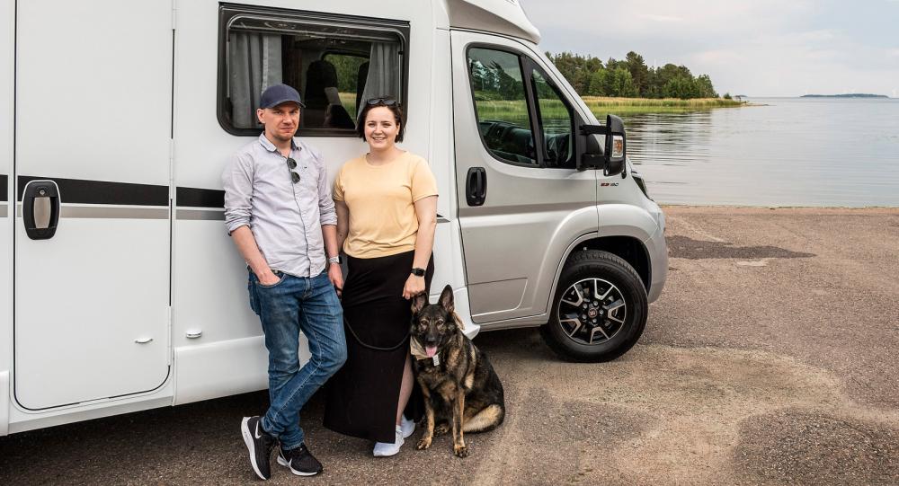 Pierre, Micaela och Alma utanför sitt hem och arbetsplats i form av en halvintegrerad Weinsberg Carasuit 650 MF.