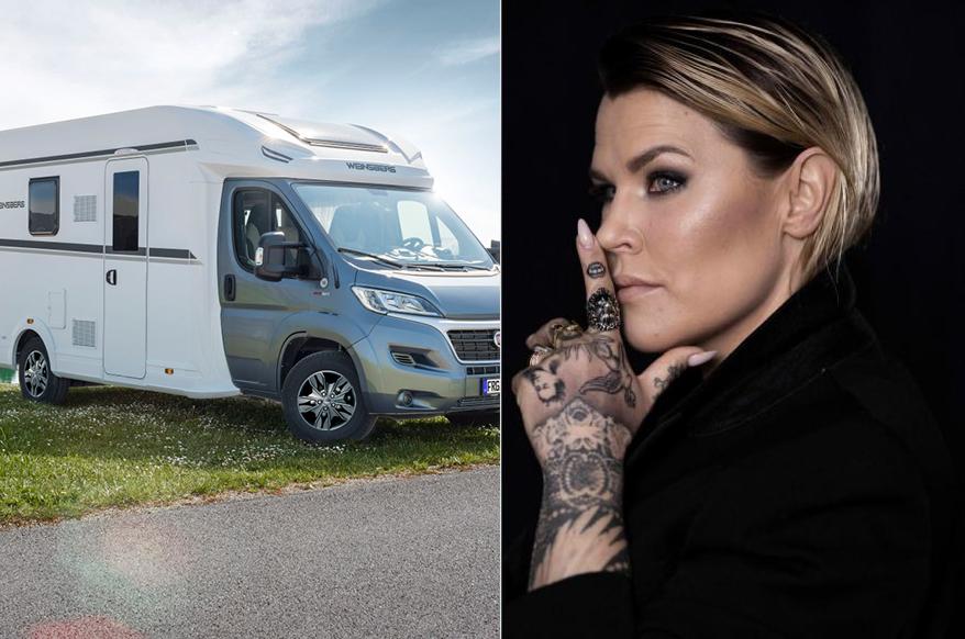 Mia Skäringer Lázár spelar in podcasten ”Skalla dagen” i en husbil.